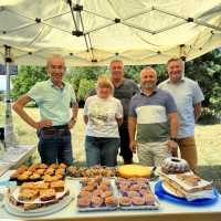 Vorstandsmitglieder hinter dem Kuchenstand